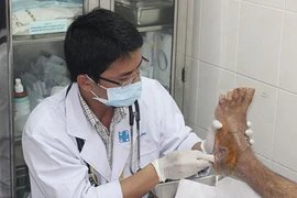 Sai lầm chết người khi đắp thuốc vào chân điều trị đái tháo đường