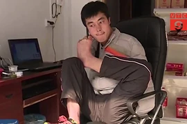 Video: Nghị lực phi thường của chàng trai cụt tay vẫn kiếm 100 triệu đồng/tháng