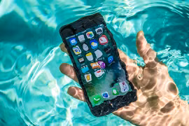 Cô gái Nga chết ngay lập tức khi làm rơi điện thoại xuống bồn tắm