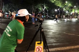 Nhân viên môi trường bị mắng xối xả khi ghi hình người vứt rác bừa bãi