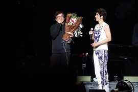 Thành Long gây tranh cãi khi khóa môi Vương Lực Hoành trên sân khấu