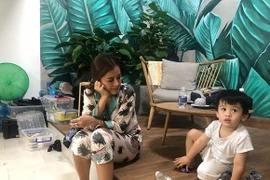 Thanh Bình xứng danh “ông bố quốc dân” khi chăm con từng chút một