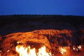 Video: “Hỏa Diệm Sơn” cháy suốt 4.000 năm, mưa lớn cũng không thể dập tắt