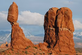 7 tảng đá khổng lồ chênh vênh như sắp rơi