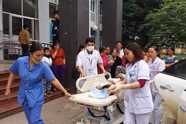 Mẹ bầu đẻ rơi trên taxi, con bị ngạt tím tái