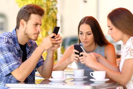 Quá sốc: Nghiện điện thoại tại Italy sẽ bị đưa vào trại