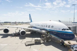 Đỗ máy bay 'đè vạch', phi công bị phạt 7,5 triệu