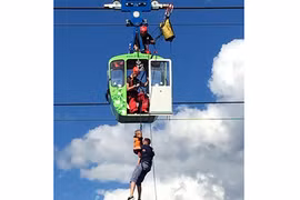 75 du khách bị mắc kẹt trên cabin vì cáp treo ngừng hoạt động