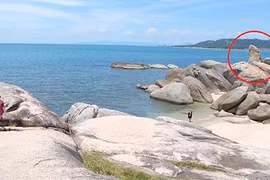 Nữ du khách khỏa thân quấy rối đá thiêng gây phẫn nộ