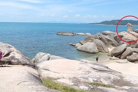 Nữ du khách khỏa thân quấy rối đá thiêng gây phẫn nộ