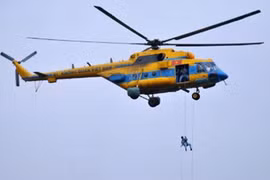 Video: Cứu hộ máy bay rơi, trực thăng thả dây cứu phi công gặp nạn