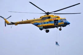 Video: Cứu hộ máy bay rơi, trực thăng thả dây cứu phi công gặp nạn