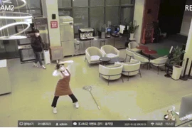 Nữ nhân viên nhảy gợi cảm khiến sếp ngẩn tò te khi bước vào