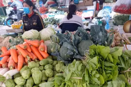 Rau củ quả, thịt lợn giá giảm dần đều ngày cận Tết