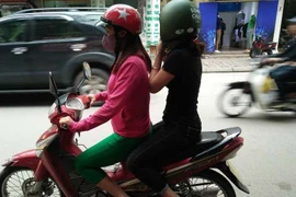 Đắng cay chuyện nghề của nữ tài xế xe ôm xinh đẹp