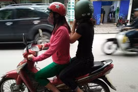 Đắng cay chuyện nghề của nữ tài xế xe ôm xinh đẹp