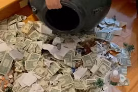 Phạm Thanh Thảo và chồng chứa tiền trong lu, đổ ra ai cũng phải "lác mắt"