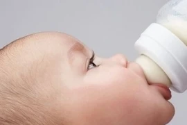 Cho sữa vào trước hay nước vào trước khi pha sữa bột cho con?