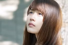 Tôi kinh hãi khi bắt gặp một đôi mắt bên dưới gầm giường