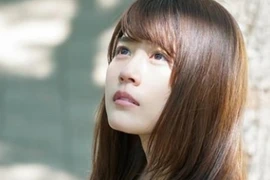 Tôi kinh hãi khi bắt gặp một đôi mắt bên dưới gầm giường