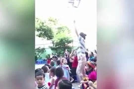 Video: Cô giáo quẩy hết mình hướng dẫn học sinh nhảy