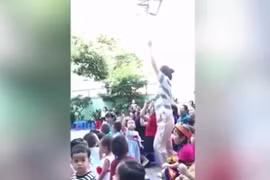 Video: Cô giáo quẩy hết mình hướng dẫn học sinh nhảy