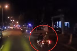 Video: Mải buôn chuyện, hai người phụ nữ suýt chết dưới bánh xe tải