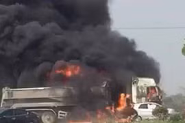 Xe tải bốc cháy “ngùn ngụt”, tài xế thoát chết trong gang tấc