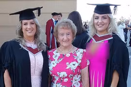 Hai mẹ con tốt nghiệp cùng trường đại học trong một ngày