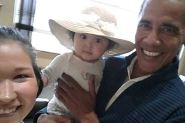 Cựu tổng thống Obama lại "trổ tài" bế trẻ con