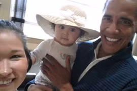 Cựu tổng thống Obama lại "trổ tài" bế trẻ con