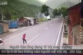 Video: Ô tô lao như tên lửa, người đi bộ thoát chết khó tin