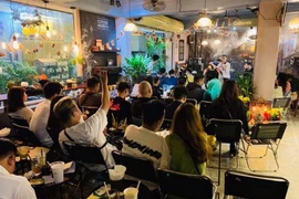 Quán cà phê đang đông khách, chủ quán miễn cưỡng thanh lý trả mặt bằng