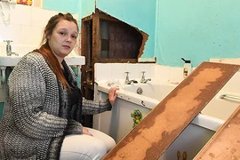 Mẹ trẻ phải tắm cho con trong nhà vệ sinh siêu thị vì lý do đặc biệt