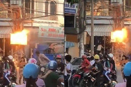 Video: Cột điện nổ như pháo, dân bất chấp nguy hiểm tụ tập đứng xem