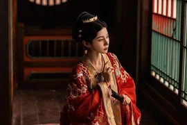 Hoàng hậu che nửa khuôn mặt mỗi lần ân ái và cái kết bi thảm