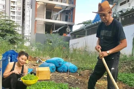 Bố mẹ Hồ Ngọc Hà làm nông dân dù giàu nứt đố đổ vách