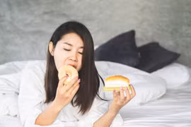 4 việc làm trước khi ngủ phá hủy gan cực nhanh