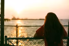 Đàn ông có đủ yêu thương để cô gái mạnh mẽ bên cạnh được mong manh?