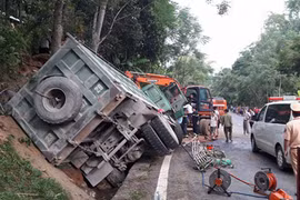 Video: Cưa cabin cứu tài xế xe “Hổ vồ” mắc kẹt sau tai nạn