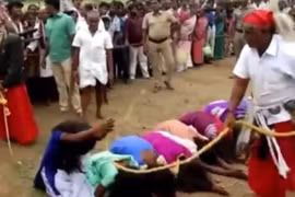 Video: Trăm phụ nữ quỳ rạp chịu đòn đau thấu xương của pháp sư