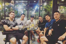 Cầu thủ Việt trong kỳ nghỉ lễ: Hồng Duy dọn rác, Ngọc Hải ở bên vợ con