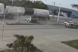 Video: Xe con bị xe cảnh sát húc văng rồi bị xe bồn đâm nát vụn