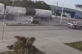 Video: Xe con bị xe cảnh sát húc văng rồi bị xe bồn đâm nát vụn