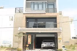 Lê Dương Bảo Lâm khoe ở nhà 7 tỷ, vợ đẹp, con xinh