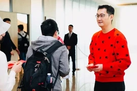 Nhân viên xếp hàng ròng rã 12 tiếng để nhận lì xì của sếp