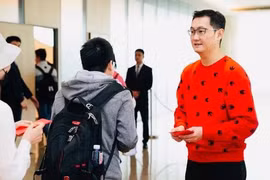 Nhân viên xếp hàng ròng rã 12 tiếng để nhận lì xì của sếp