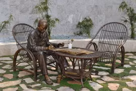 Chiêm ngưỡng tượng đài Bác Hồ trên khắp hành tinh