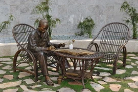 Chiêm ngưỡng tượng đài Bác Hồ trên khắp hành tinh