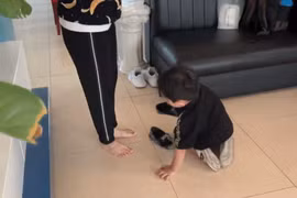 Con trai Khánh Thi 3 tuổi thể hiện "bản lĩnh đàn ông" khiến dân tình phát sốt